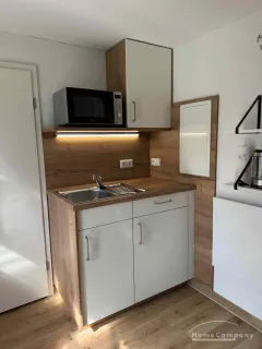 Schickes TinyHouse im Garten eines Stadthauses