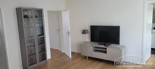 Moderne Wohnung im 1. OG mit Balkon
