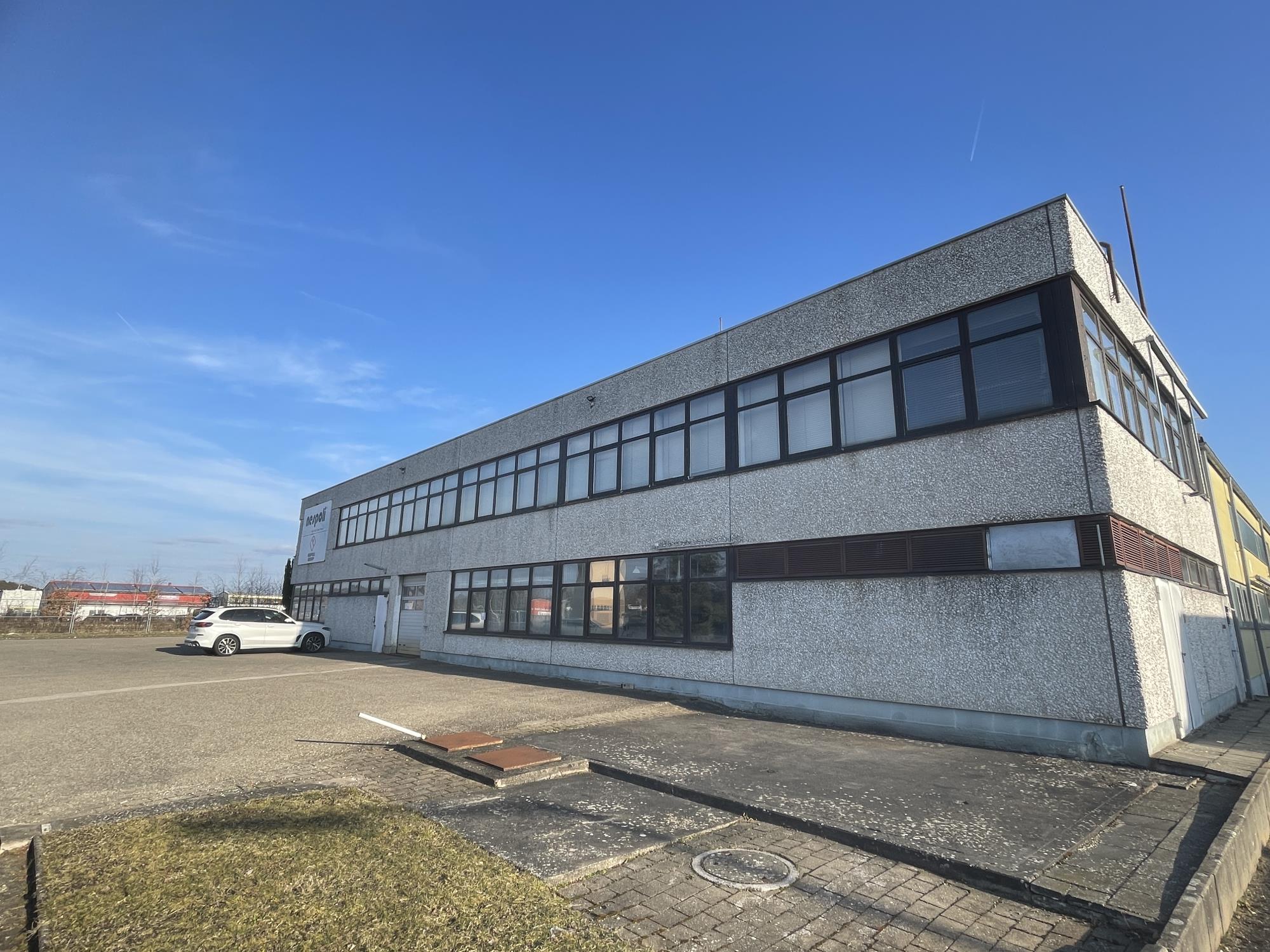 Industrie-, Werk- und Lagerhalle mit Bürogebäude