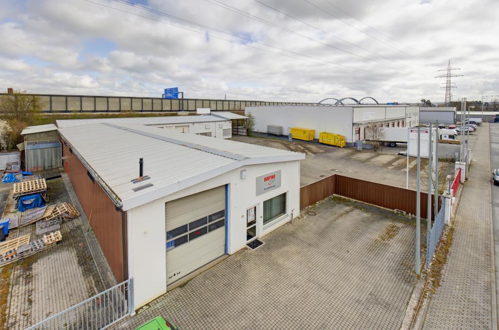 Gewerbeimmobilie mit 2 Montagehallen, Büro- und Sozialräumen