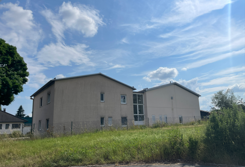 Produktionshalle mit Büro, Wohnung und Baugrundstück