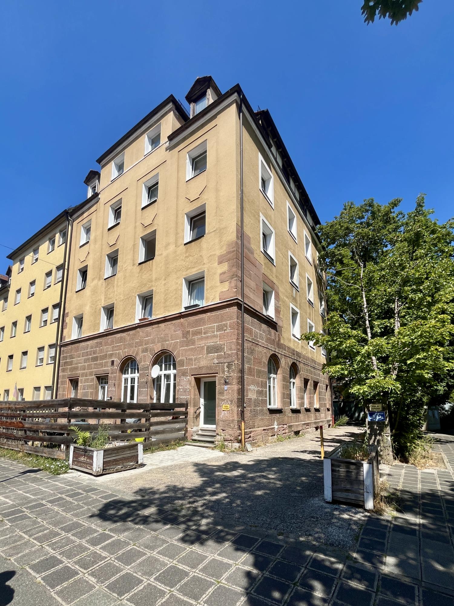 Sanierungsbedürftiges Mehrparteienhaus in Nürnberg-Zabo