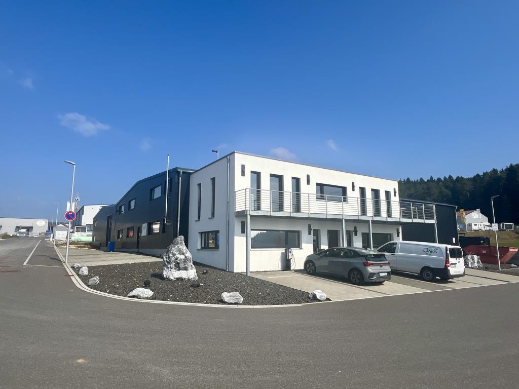 Gewerbehallen mit Büroflächen