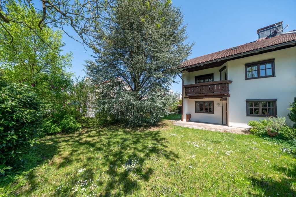Hausansicht mit Garten