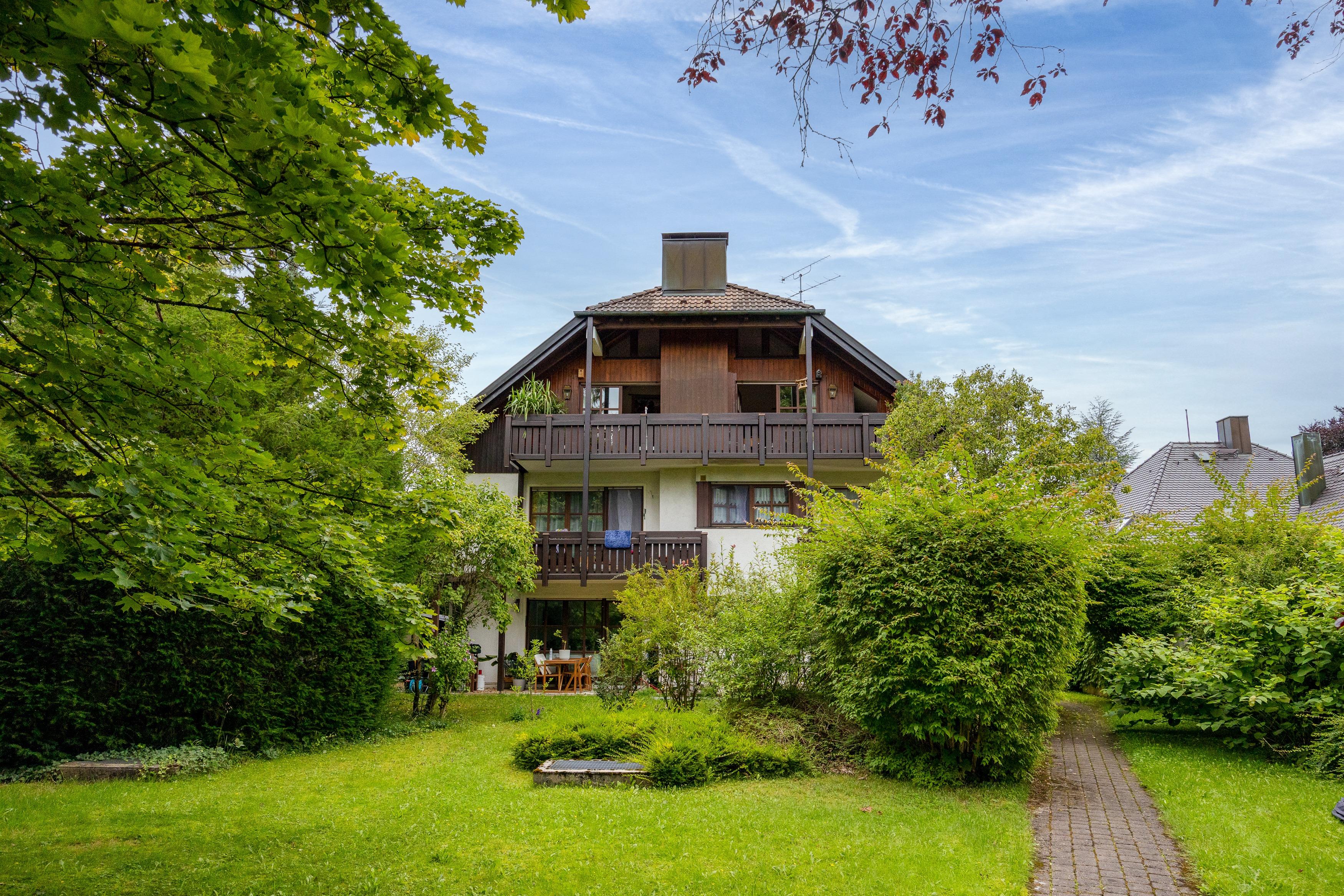 Hausansicht mit Gemeinschaftsgarten
