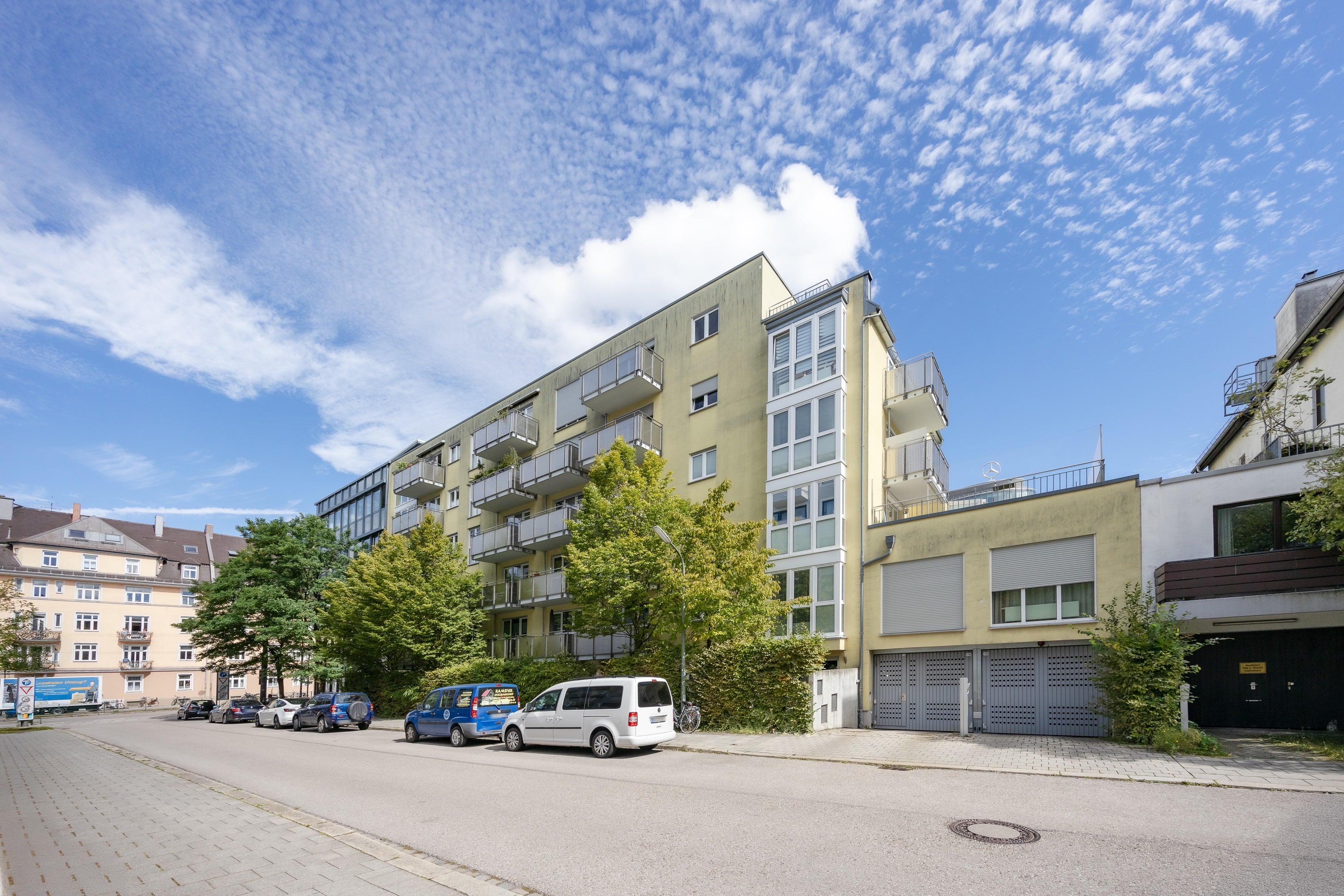 Hausansicht & Zufahrt zur Garage