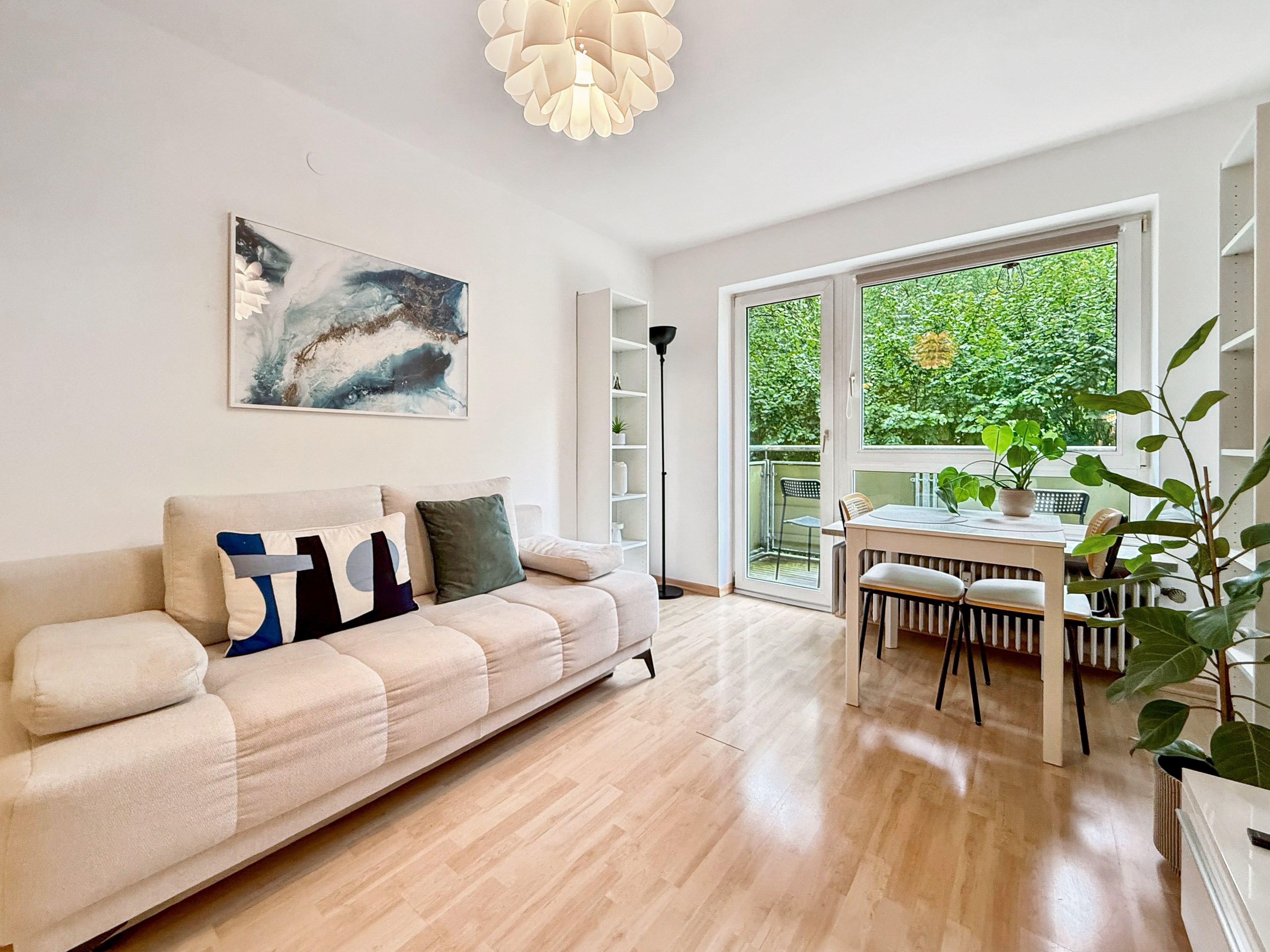 Wohnzimmer mit Balkonzugang