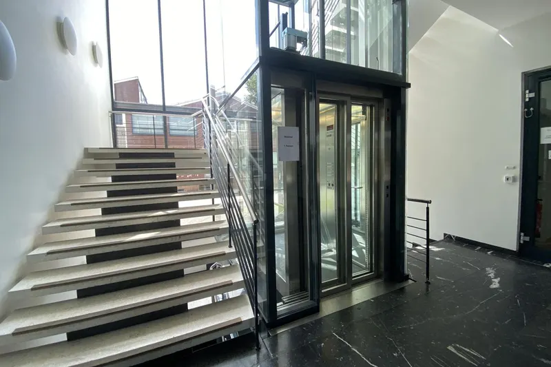 Treppenhaus + Aufzug