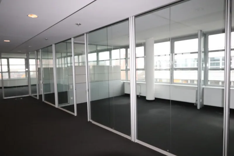 Büro mit Glaselementen