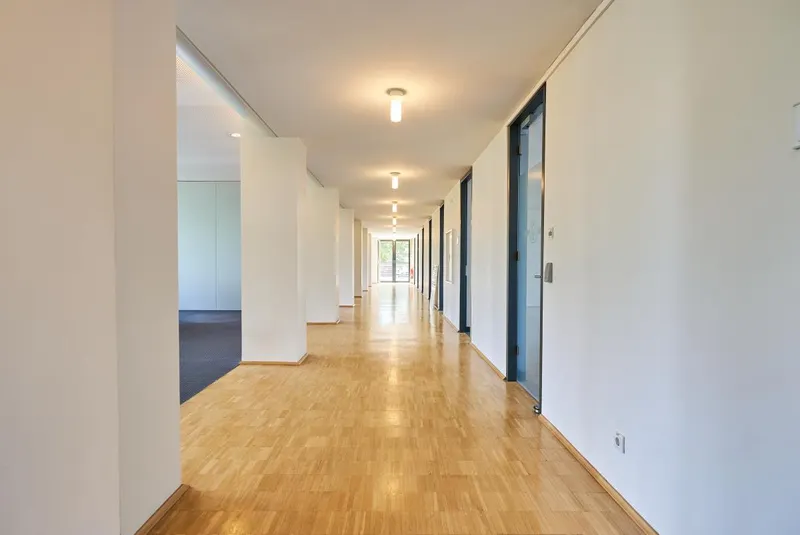 Flur mit Bürozugang