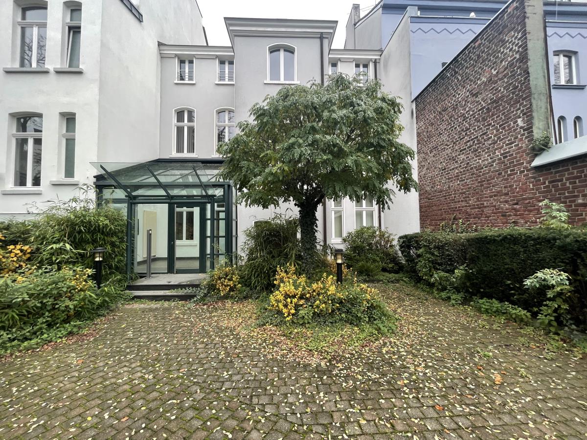 Hinten- Parkplätze