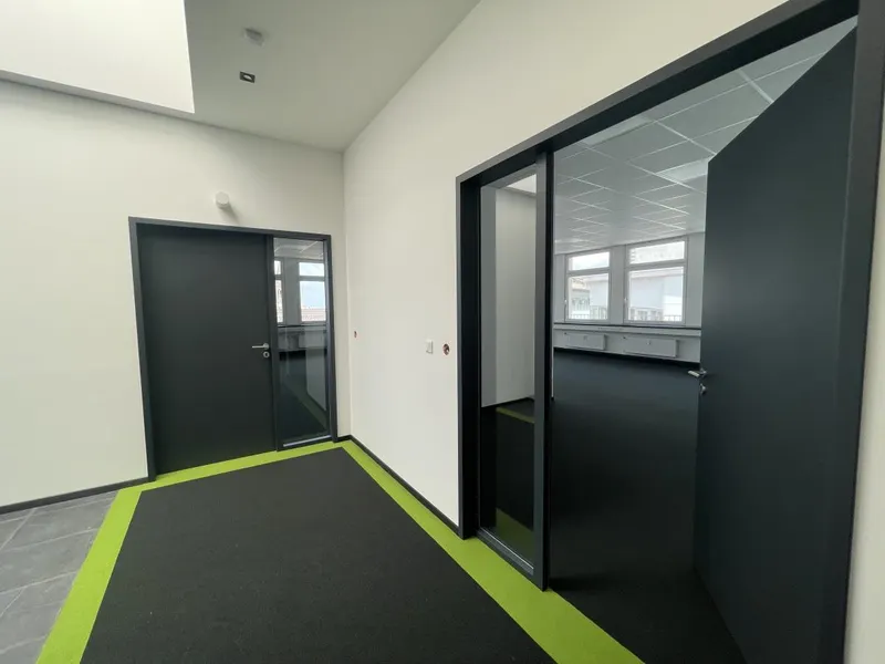 Büroflur + Glaselemente