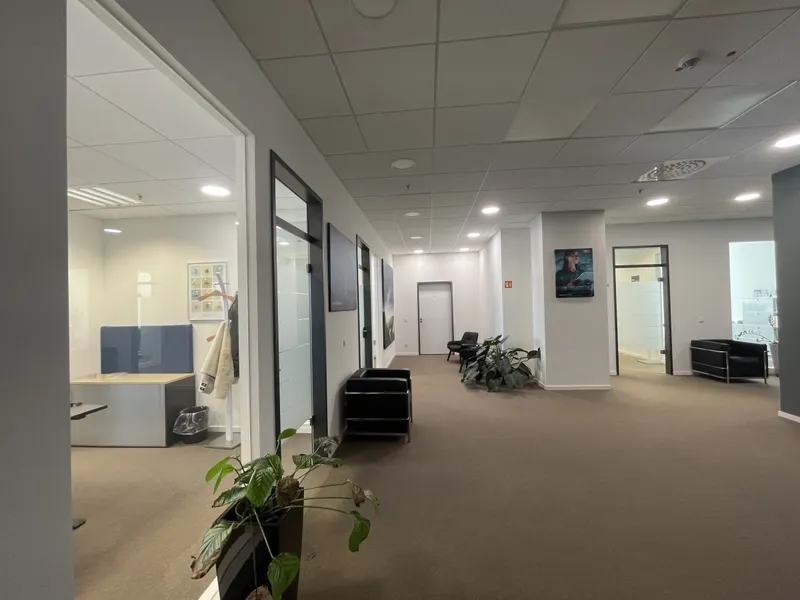 Büroflur, Glasbüro