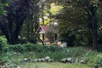 Blick über den Teich zum Freisitz