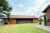 Blick auf das Stallgebäude 