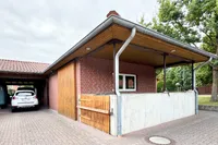 Blick auf den Carport & die Mistplatte mit Güllegrube