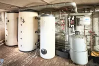 Warmwasserspeicher im Keller