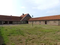 Haupthaus mit Seitenflügeln