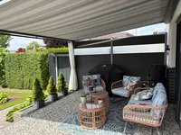 Terrasse mit Glasdach und Markise