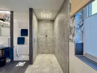 Große, ebenerdige Dusche