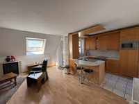Wohn-Esszimmer mit offener Küche