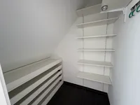 Abstellraum mit Einbaumöbeln