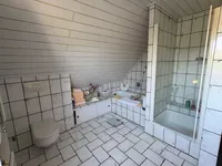 Bad mit Wanne und Dusche