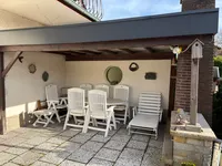 Überdachte Terrasse mit Kamin