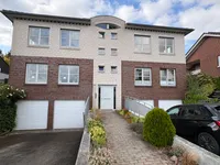 Gepflegtes 4 Fam. Haus mit Garagen