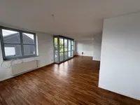 Wohnzimmer mit offener Küche