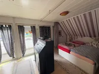 Großes Schlafzimmer Blickrichtung Balkon und Bett