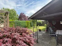 Gartenhaus mit überdachter Terrasse