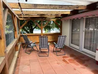 Große überdachte Terrasse