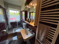 Gäste-WC mit Dusche EG
