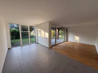 Panoramaansicht Wohnzimmer und offene Küche