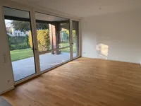 Wohnbereich mit Terrasse und Gartenblick