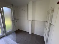 Große Dusche mit Glasabtrennung