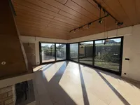 Lichtdurchflutetes Wohnzimmer