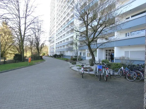 Gepflegtes Gebäude und Außenanlagen