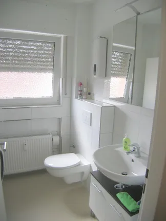 Kleines modernes Badezimmer ...