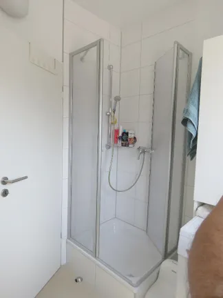 ... mit Dusche ...