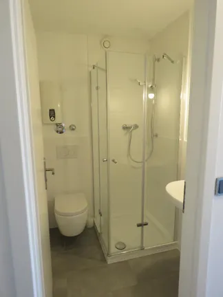 Modernes Duschbadezimmer