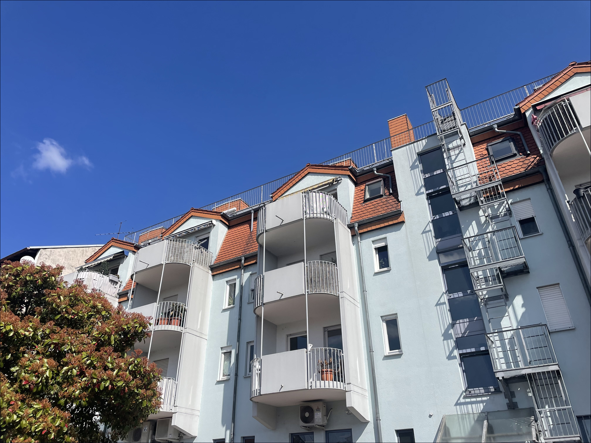 Sonnige Rückansicht des Hauses