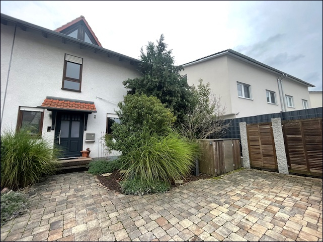 Straßenansicht mit Hof in der Sackgasse