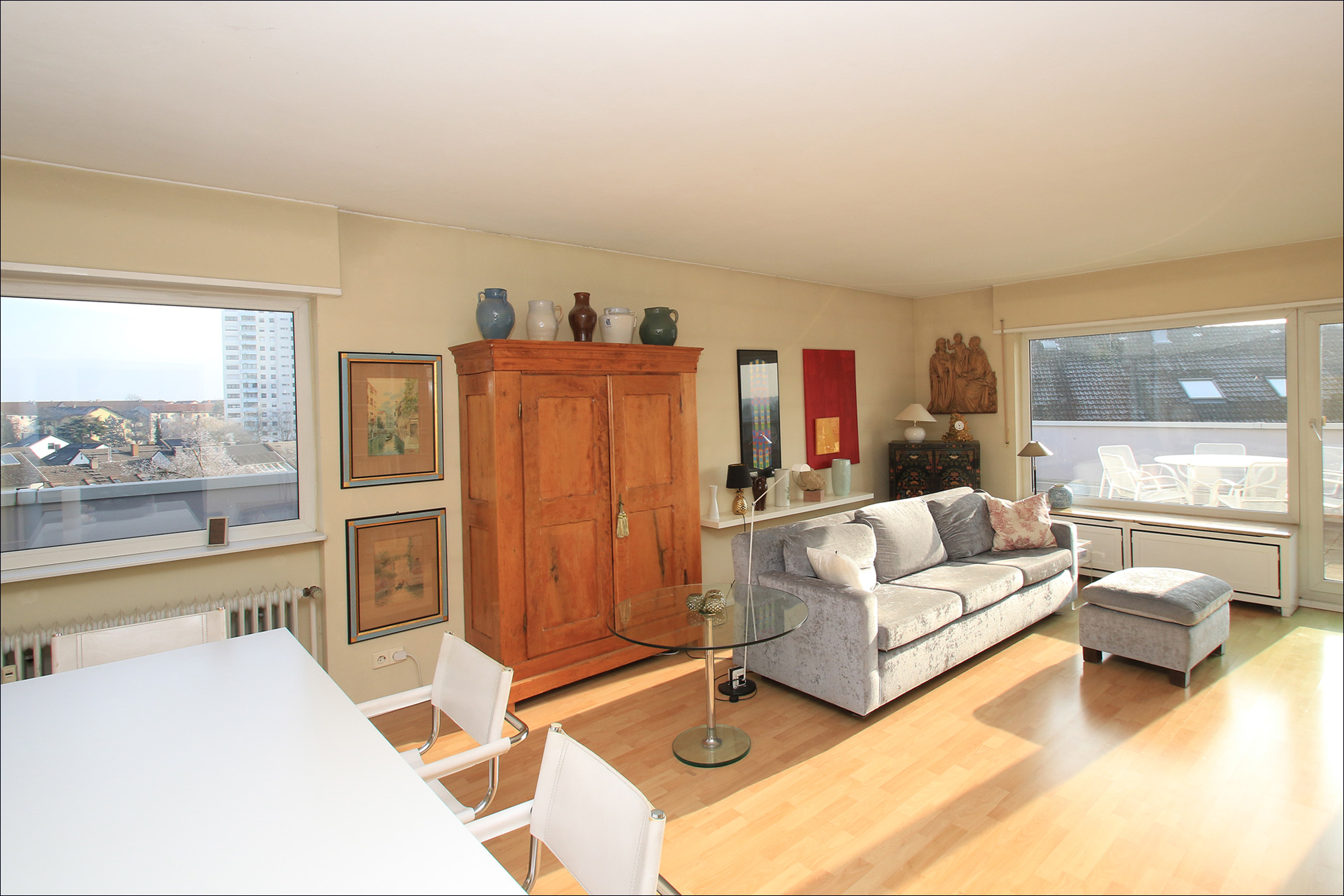 Lichtfurchflutetes Wohnzimmer