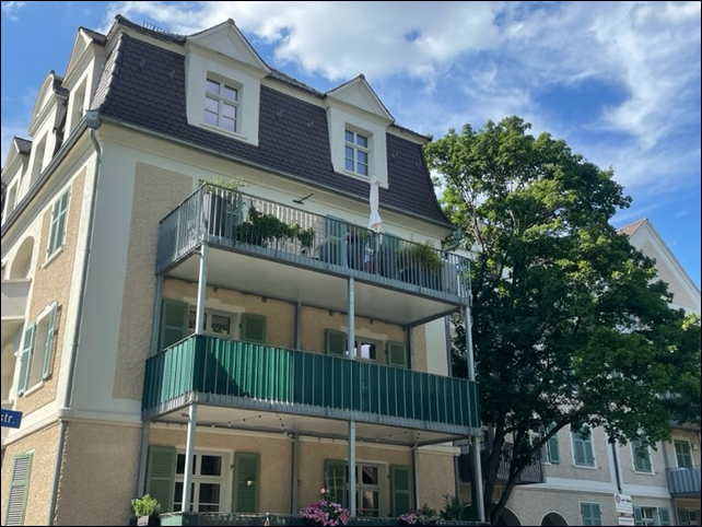 Riesiger Süd-Ost-Balkon mit zwei Zugängen
