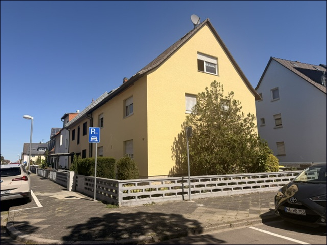 Straßenensicht des gepflegten Hauses