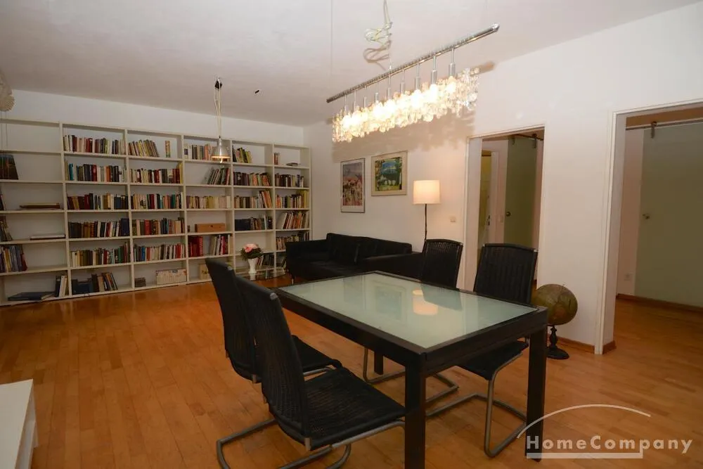 Helle und stilvoll möblierte Wohnung mit großem Balkon und Gartenblick - Foto 1