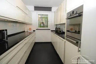 Helle und stilvoll möblierte Wohnung mit großem Balkon und Gartenblick