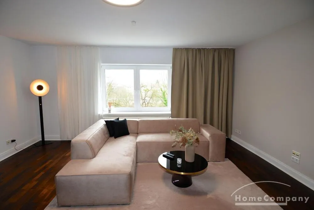 Sehr schöne Wohnung in einmaliger Villa in Westend - Photo 2